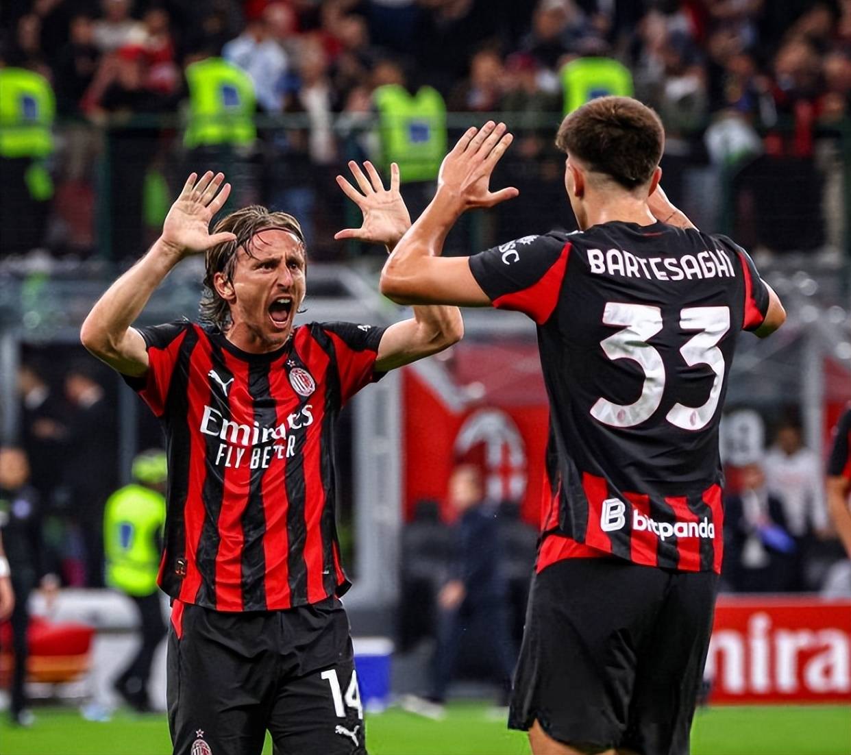 一夜回到解放前！斯洛特三大决策坑哭利物浦，34岁巨星只是背锅侠