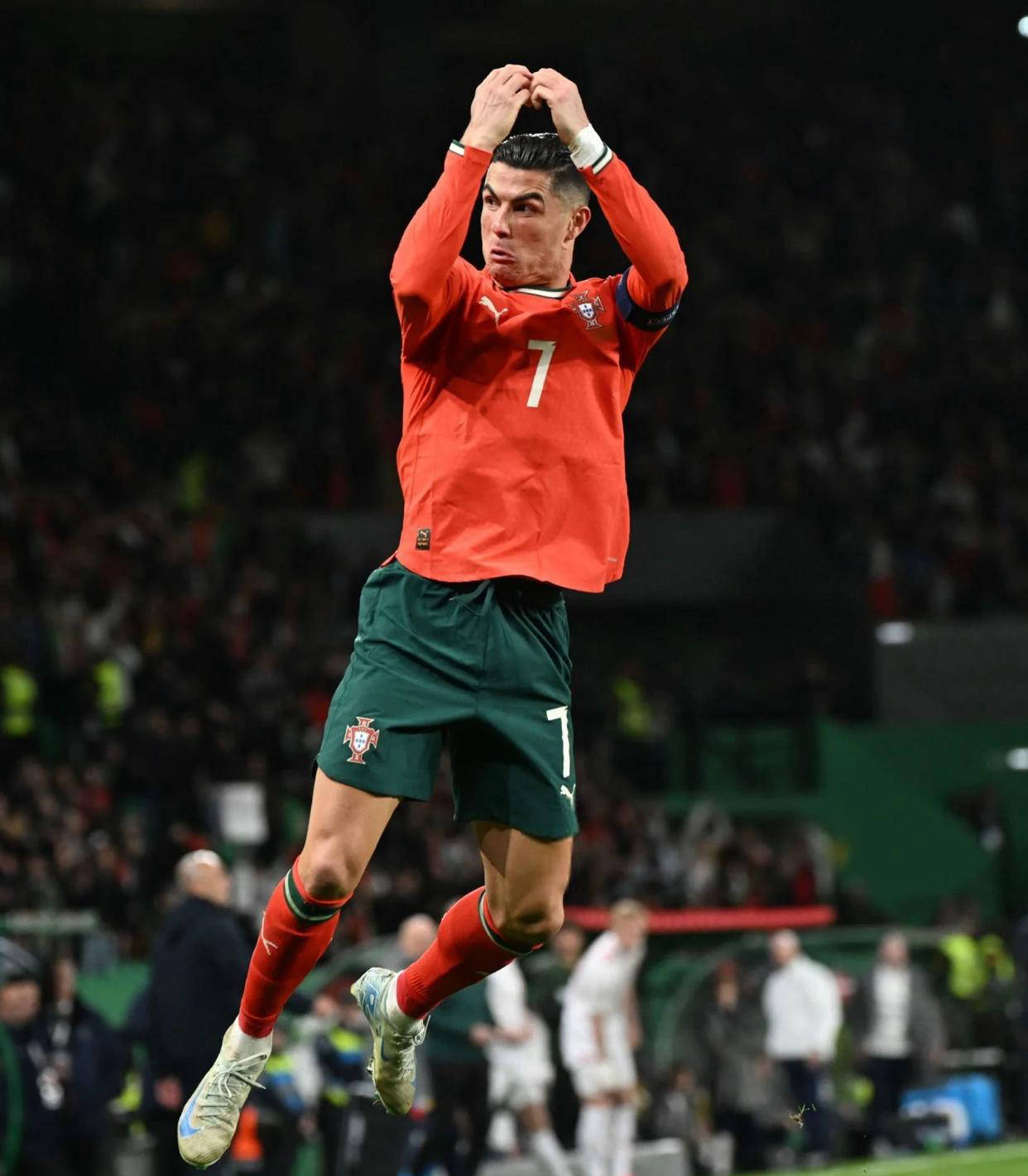 此前刚上演德甲首秀，图片报：拜仁小将查韦斯收